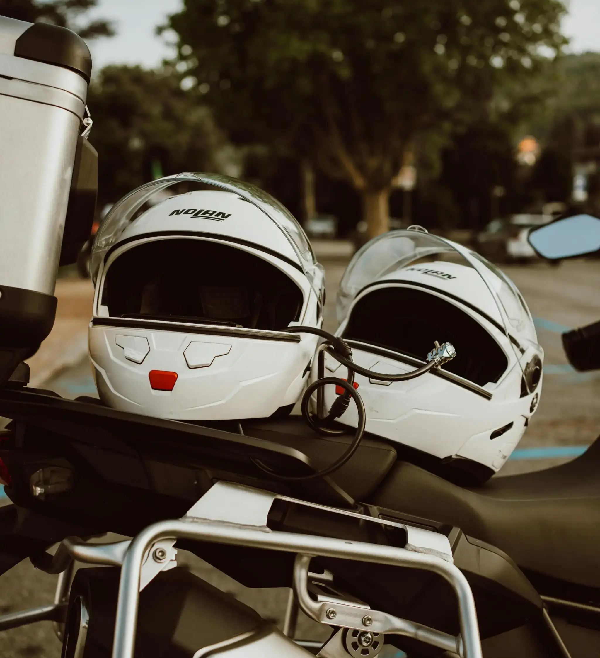 Motorradzubehör auf einer Motorradsitzbank